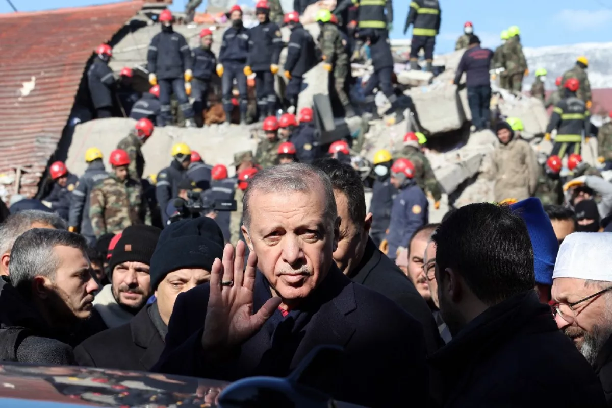 El presidente turco Recep Tayyip Erdogan saluda en el sitio de edificios destruidos en la ciudad de Kahramanmaras, en el sureste de Turquía, dos días después de un terremoto. 