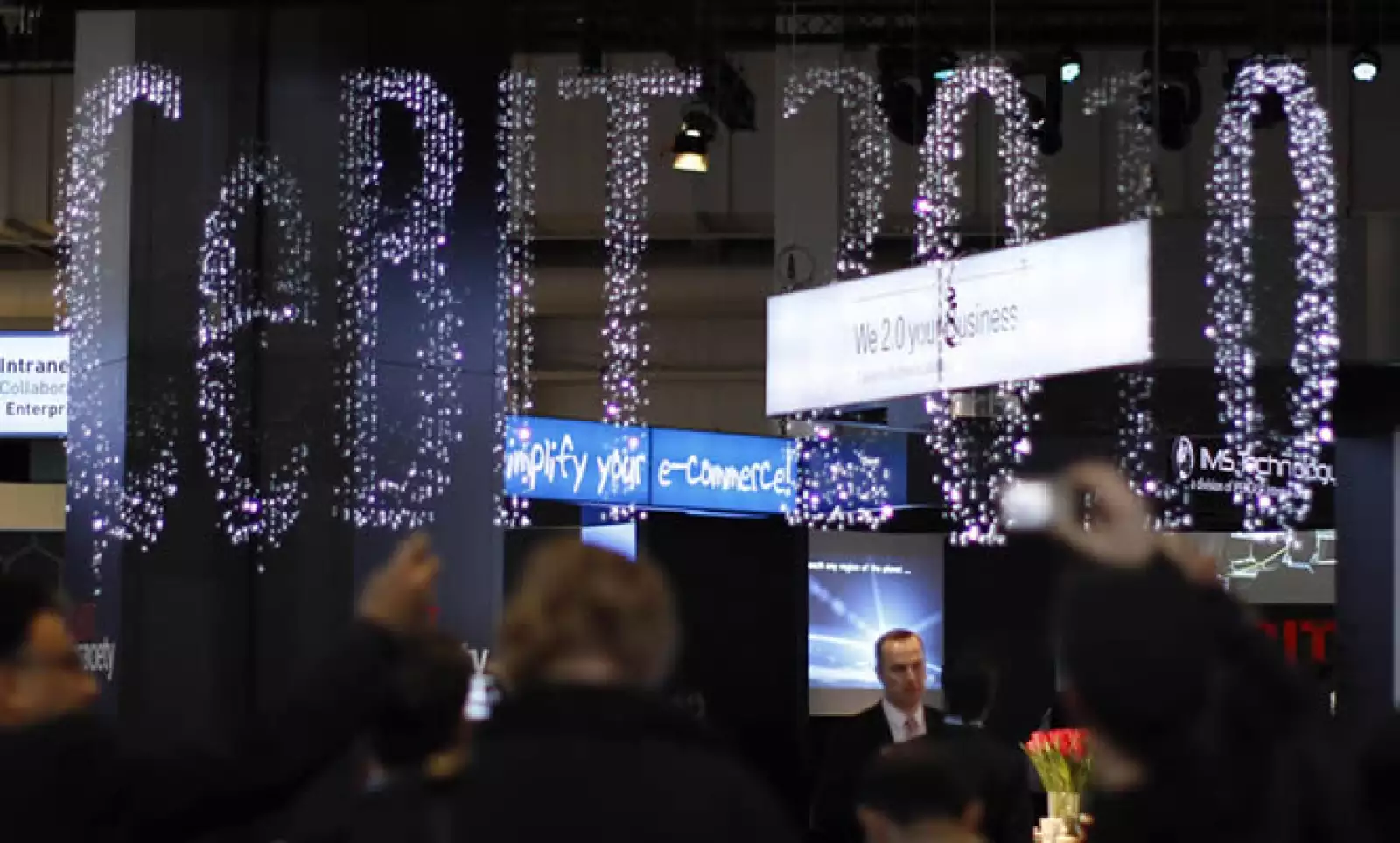 El anuncio a la entrada de la convención, hecho mediante fuentes de agua.