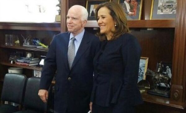 Margarita Zavala con John McCain