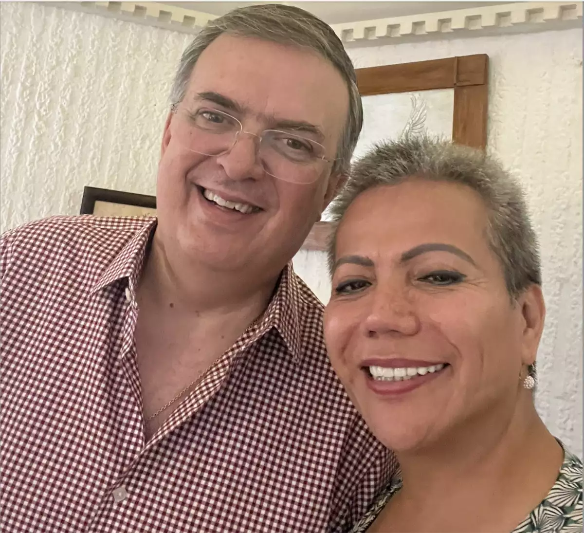 Marcelo Ebrard y la diputada Salma Luévano