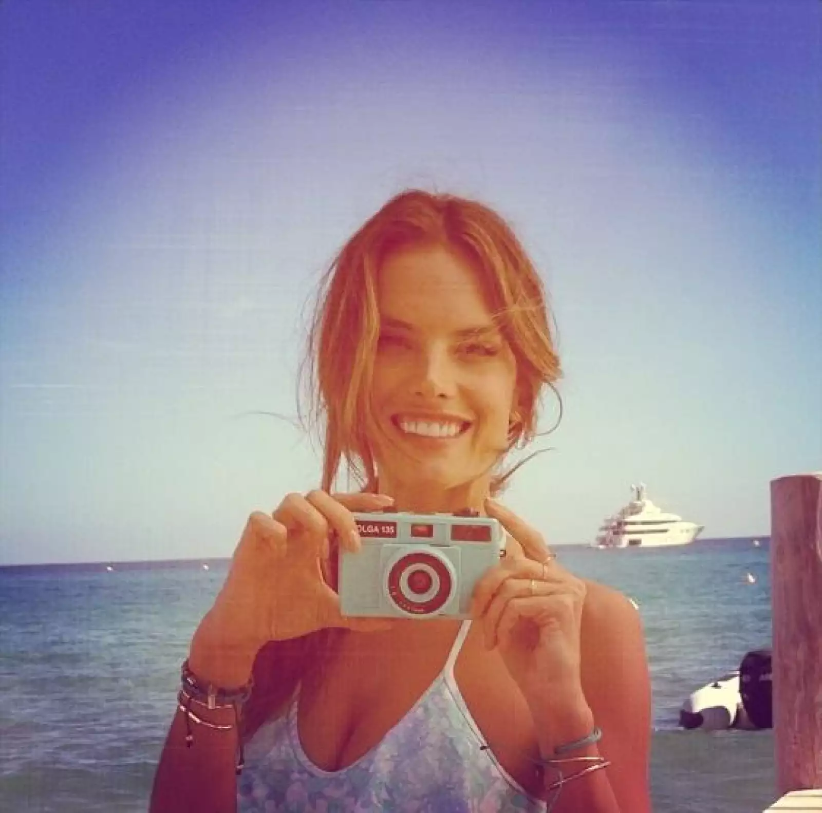 Alessandra Ambrosio presume su belleza al natural.