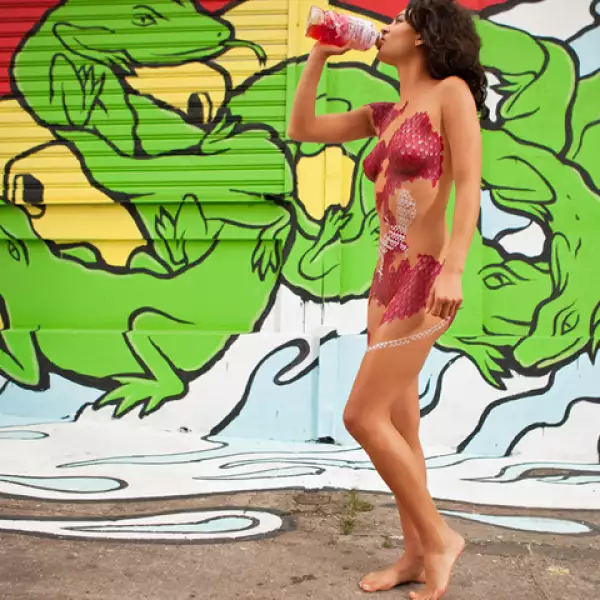 Jessica decidió revelar sus encantos, las fotos son en la jungla y en las calles es en costa Rica.