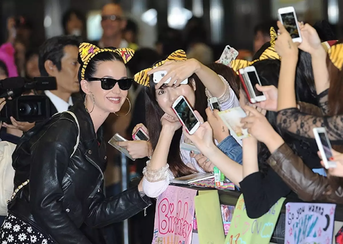 Los cantantes bromearon sobre estar comprometidos luego de que el vocalista de "One Direction" le propusiera matrimonio tras su presentación en "The X Factor" en Inglaterra.