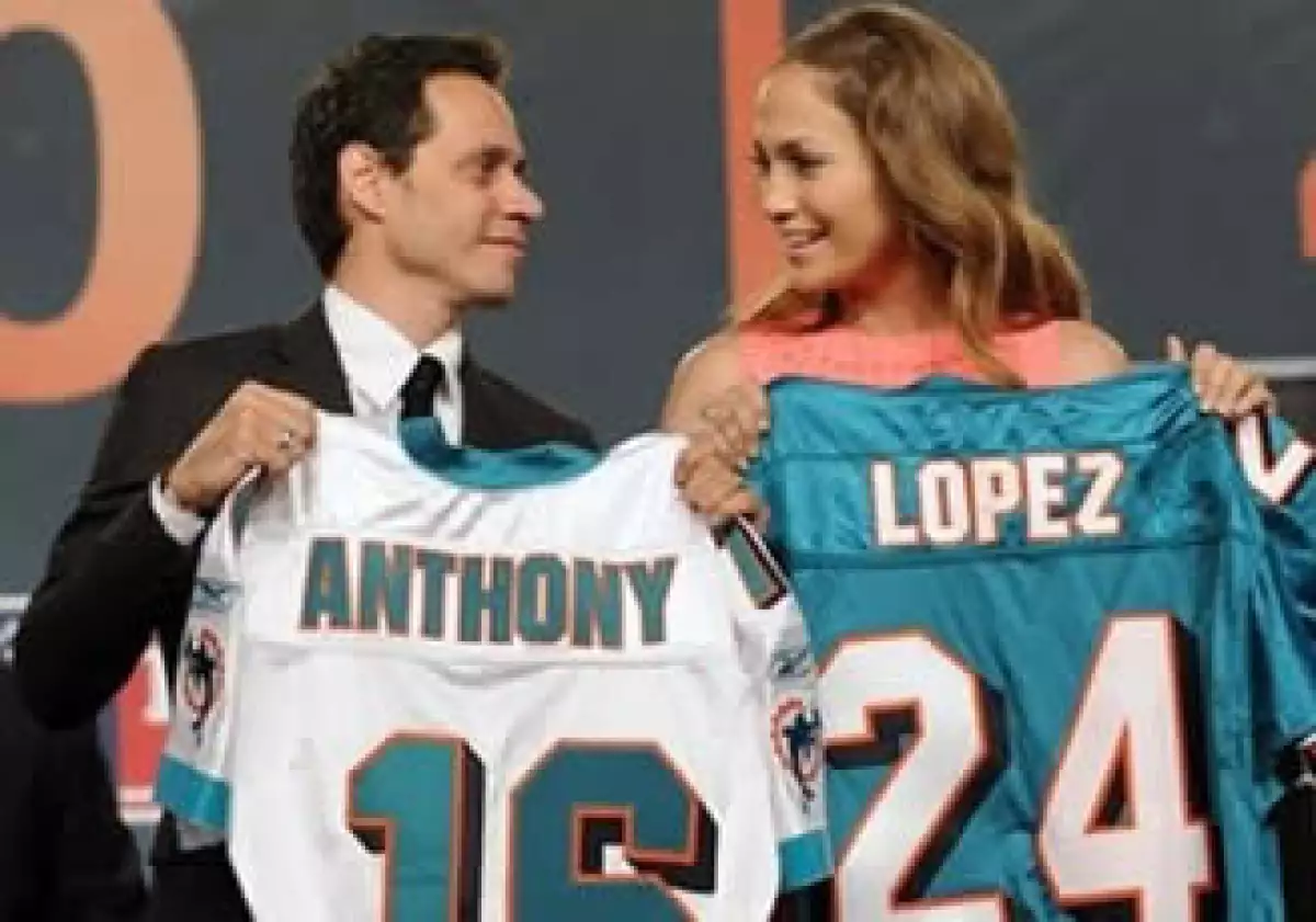 Marc Anthony y Jennifer López presumieron sus playeras del equipo de futbol americano. (Foto: AP)