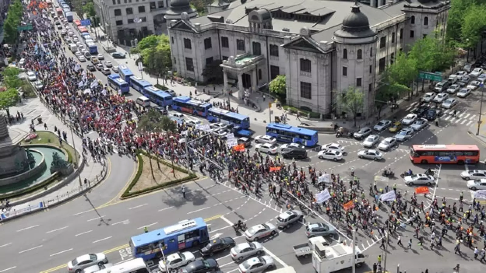 trabajadores de corea del sur participan en manifestacion 