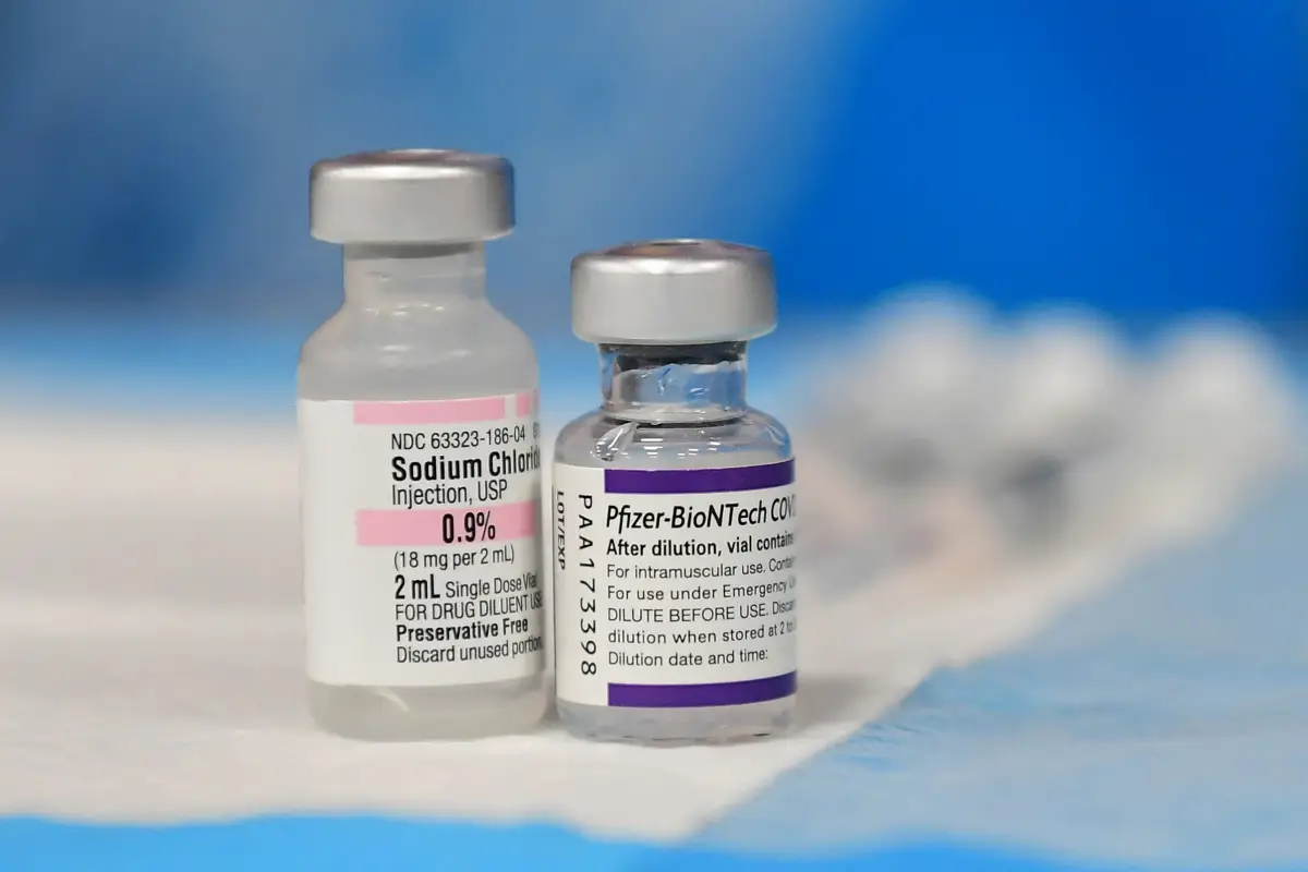 En esta foto se ven dosis de la vacuna de Pfizer para el Covid-19 en una clínica en Los Ángeles, California. 