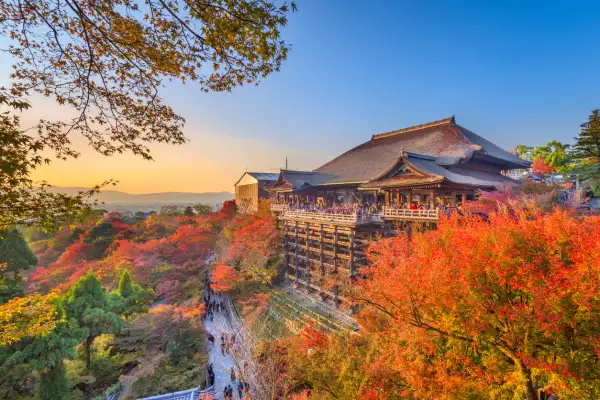 Kiyomizu-dera cuenta con más de mil árboles y cascadas que contrastan con los colores naranjas