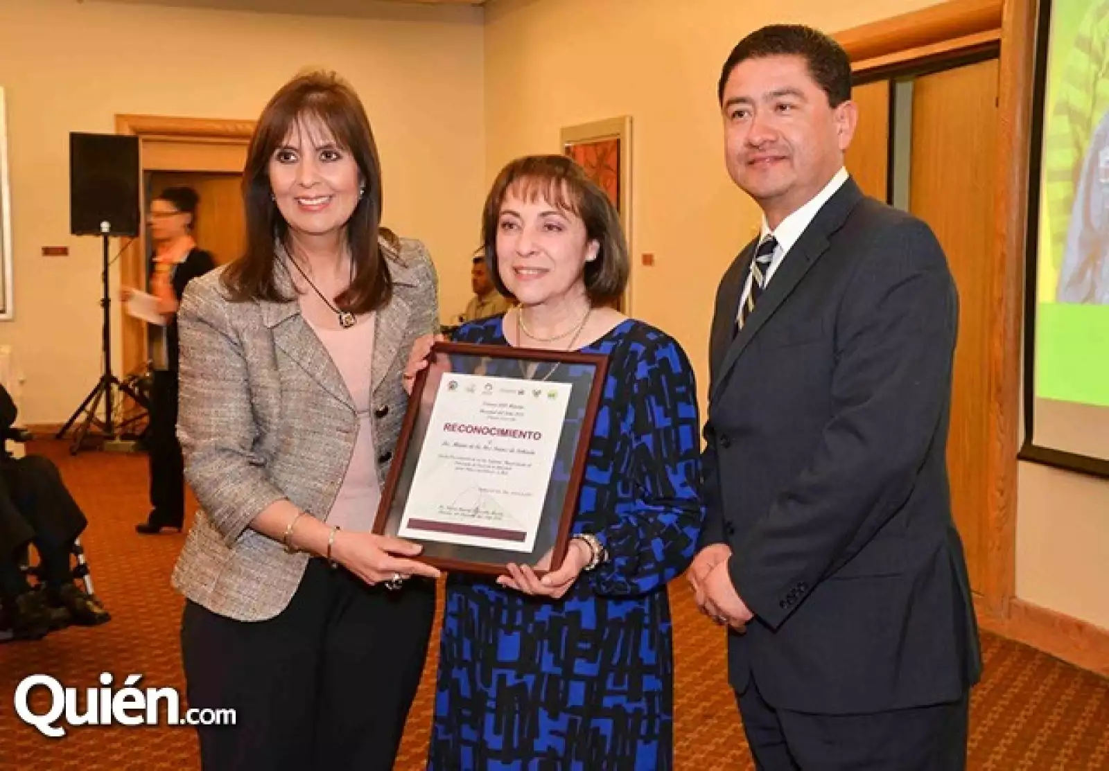 Lic. Luz Elena Sánchez Tello y Dr. Marco Antonio Escamilla entregan reconocimiento a la presidenta de Casa de la Amistad María de la Paz Sáenz de Soberón.