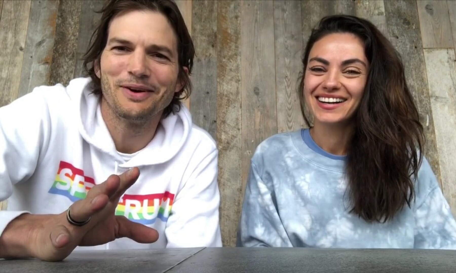 Ashton Kutcher Y Mila Kunis Lanzan Un Vino De Cuarentena Para Recaudar Fondos