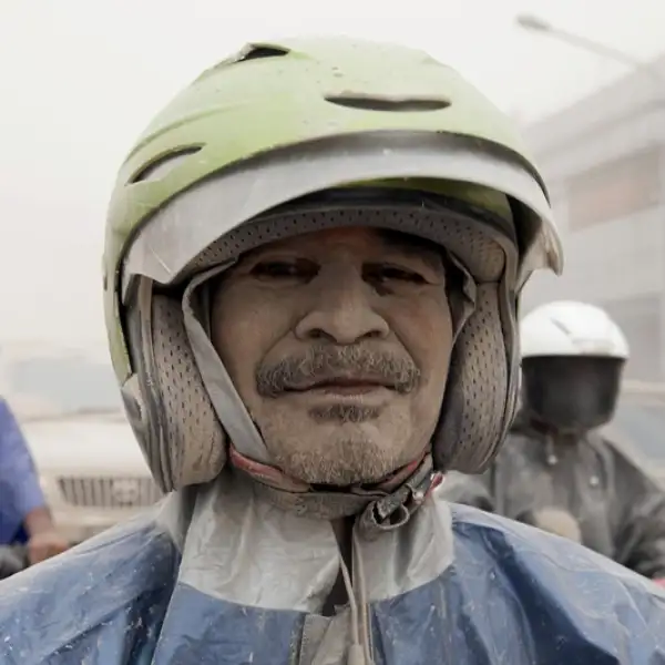 un motociclista cubierto con cenizas