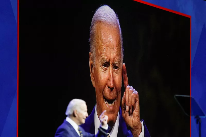 El presidente de los Estados Unidos, Joe Biden, se ve en una pantalla mientras se dirige a la 40a convención de la Hermandad Internacional de Trabajadores Eléctricos (IBEW) en McCormick Place en Chicago, Illinois, EE. UU., 11 de mayo de 2022.