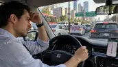 Hombre atrapado en el tráfico de la Ciudad de México, una de las urbes del país donde los trabajadores pueden pasar más tiempo en sus traslados hacia la oficina o centro laboral.