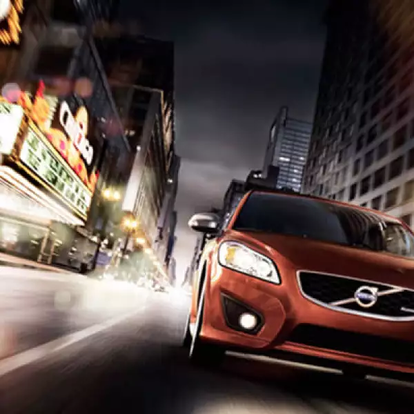 Su panel interior muestra la avanzada tecnología de la firma, con opciones para verificar el aire acondicinado, velocidad y hasta un teléfono celular integrado.