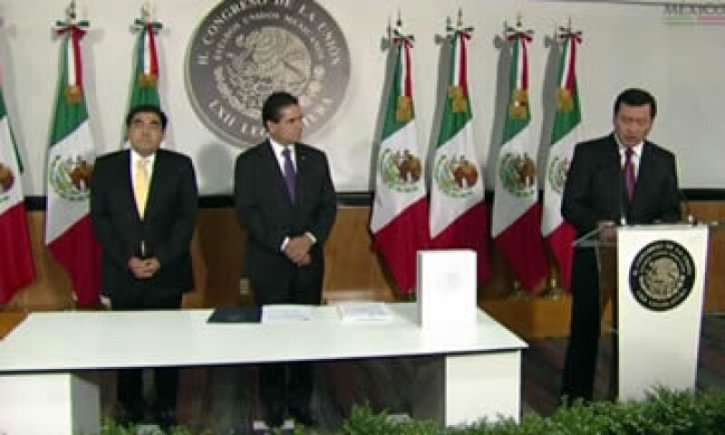 El secretario Osorio Chong (der) destacó la aprobación de las reformas estructurales y pidió profundizar el diálogo en el Congreso. (Foto: Tomada de @PresidenciaMX)