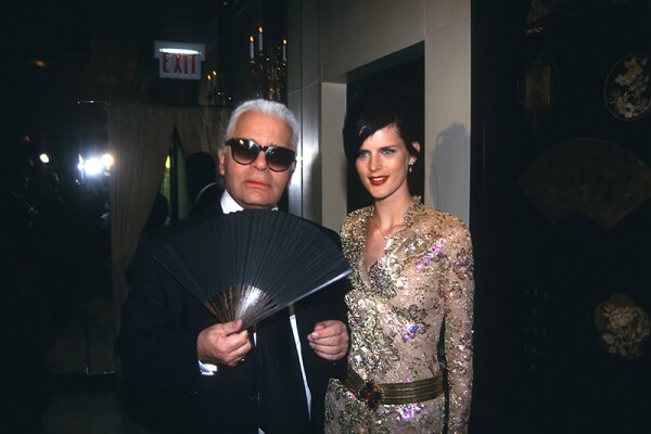 Foto: GettyImages; Karl Lagerfeld y Stella Tennant, 1996