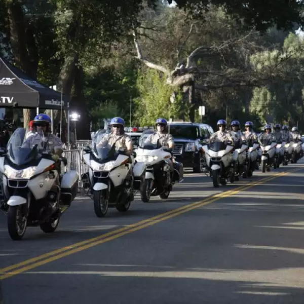 La caravana, que es seguida por aire por helicópteros de cadenas informativas, circuló por la autopista 101, la cual fue despejada por las autoridades policíacas.