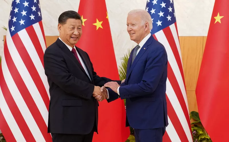 El presidente Joe Biden agita la mano del presidente china Xi Jinping en un encuentro en el marco de la cumbre de líderes del G2 en Bali, Indonesia. 