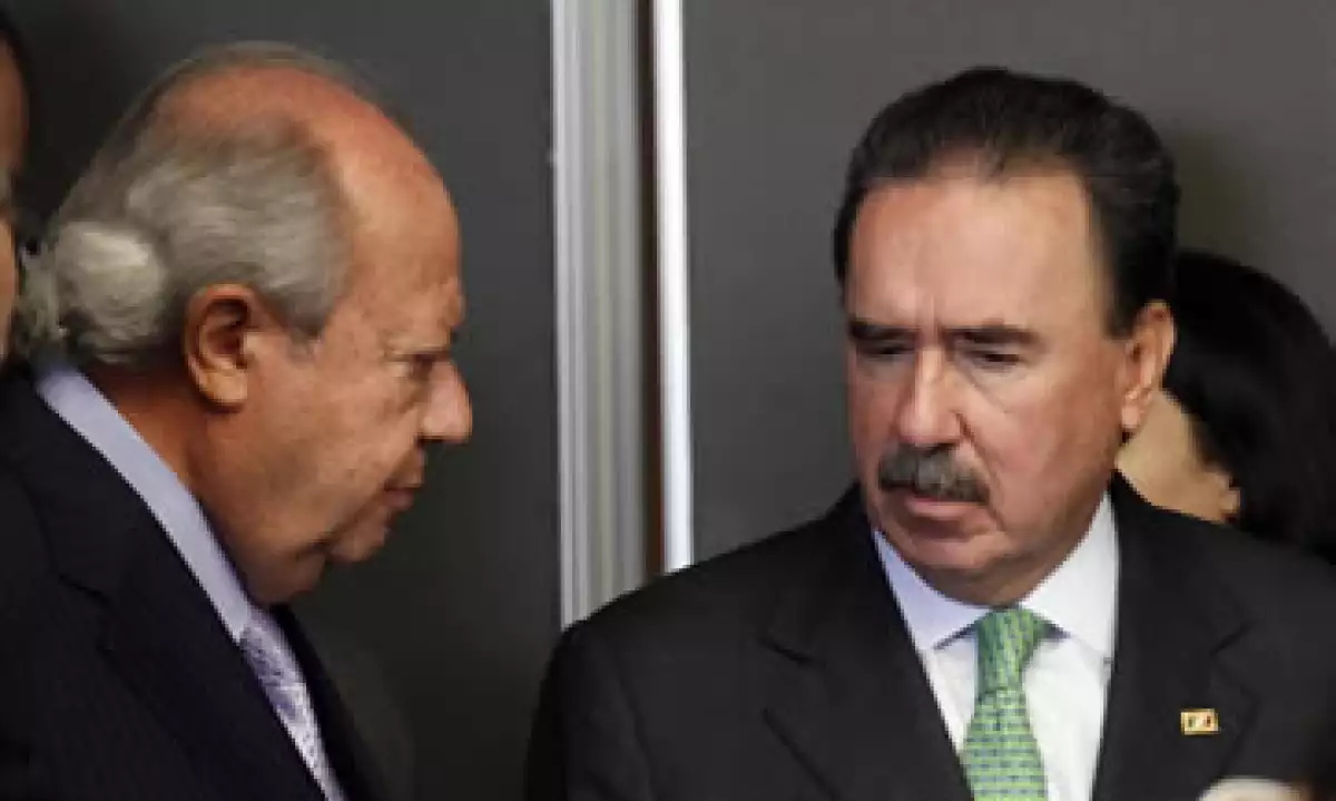 Carlos Romero Deschamps, líder del sindicato petrolero –izq-, conversa con el coordinador priista, Emilio Gamboa. (Foto: Notimex)