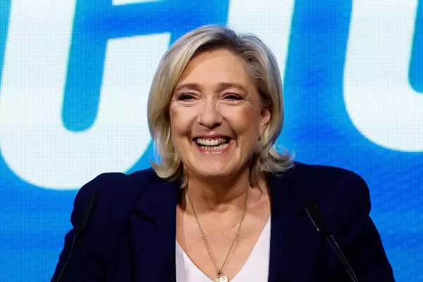 La líder francesa de extrema derecha y miembro del parlamento Marine Le Pen, presidenta del grupo parlamentario del partido de extrema derecha (Rassemblement National - RN), asiste a un mitin político del Rally Nacional en Etrepagny, Francia, el 15 de diciembre de 2024