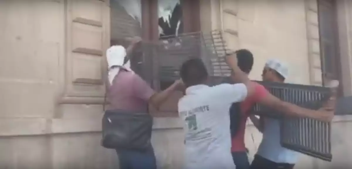 El llamado a la protesta fue realizado por la organización civil Unión Ciudadana, que durante la campaña electoral brindó su apoyo al ahora gobernador electo Javier Corral.