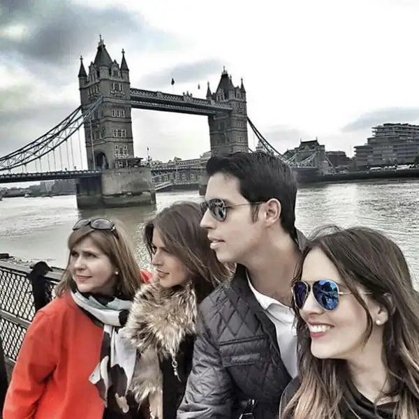 La familia Álvarez se tomó la típica foto en London Bridge.