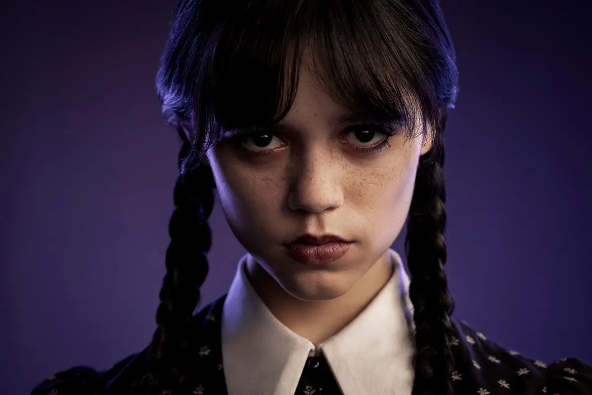 La actriz Jenna Ortega en el papel de Merlina