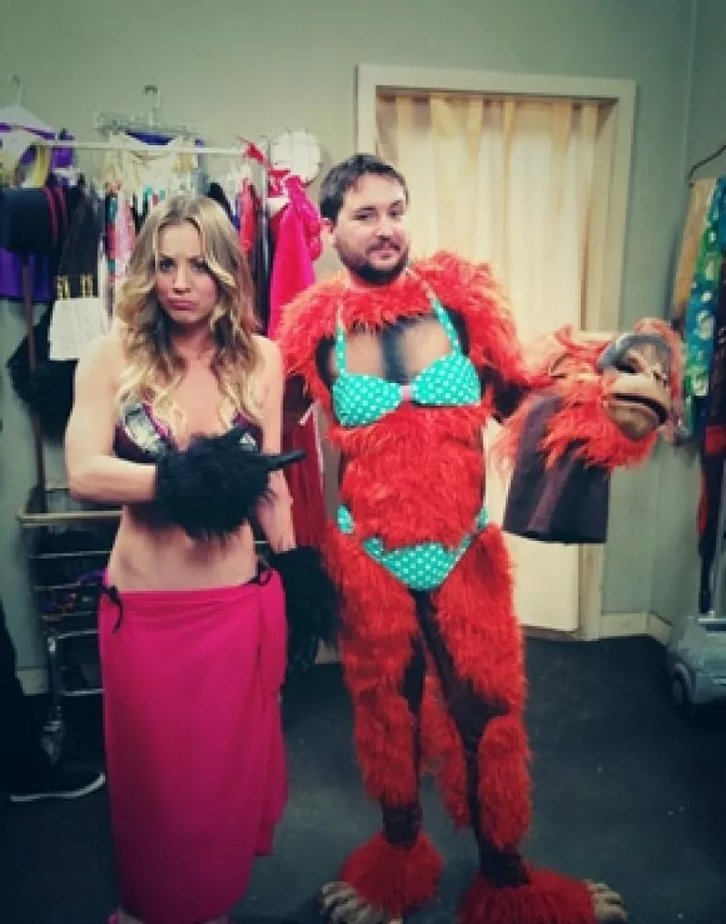 La actriz de 28 años subió a su cuenta de Twitter una imagen donde aparece con Wil Wheaton disfrazados como dos “tontos” en la que podemos ver que la Sra. Sweeting ama el gimnasio.