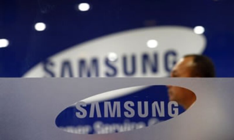 Analistas ven difícil que la relación de negocios entre Samsung y Apple se desmorone por el litigio de patentes. (Foto: Reuters)