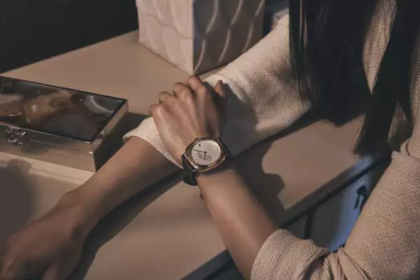 Mujer con reloj en la muñeca, de la Colección Radiomir Quaranta
