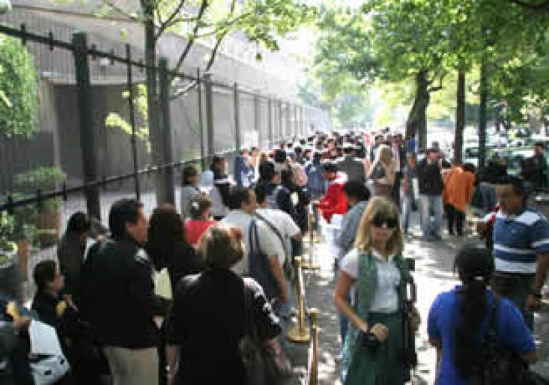 Cientos de personas acuden a la Embajada de Canadá en México para tramitar su visa. (Foto: NTX)