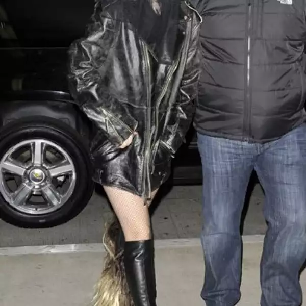 Raro ver vestida de sport a Lady Gaga. Para ella, vestir de forma estrafalaria es algo muy normal. En el aeropuerto LAX de Los Ángeles se le vio con velo y unas exóticas botas.