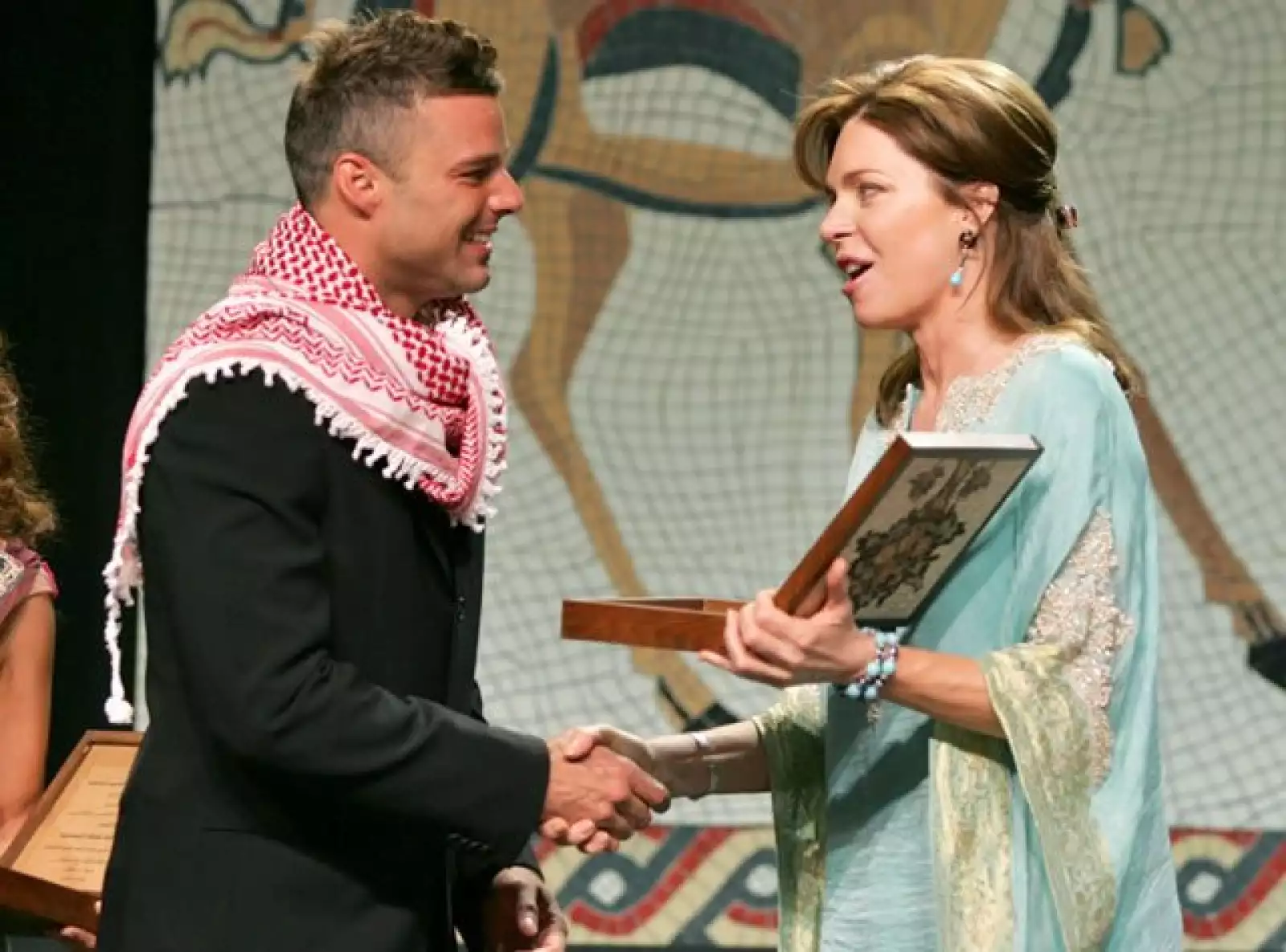 Como embajador de la UNICEF, Ricky Martin recibió por parte de la reina un regalo en la ceremonia de apertura del congreso a favor de los niños en Amman en 2005.