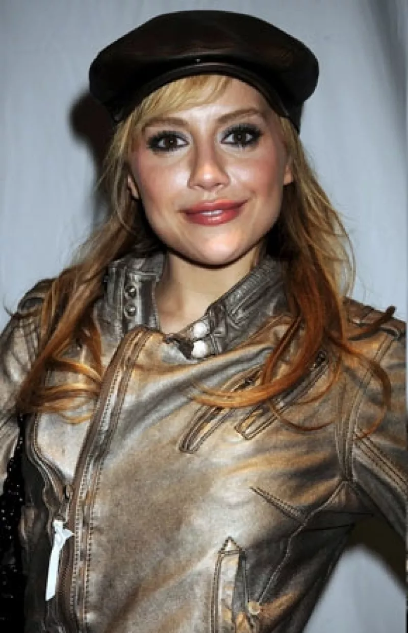 La actriz Brittany Murphy, de 32 años, murió la mañana de hoy domingo víctima de un paro cardiaco.
