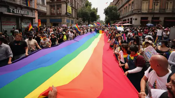 (Bandera de la diversidad se despliega durante la marcha del orgullo LGBTIQ+)