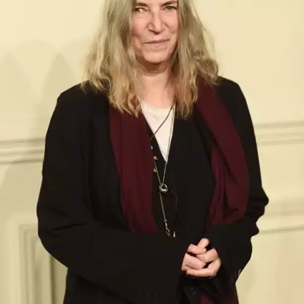 La reconocida cantante, Patti Smith también fue una de las celebridades que asistió al evento Chanel.