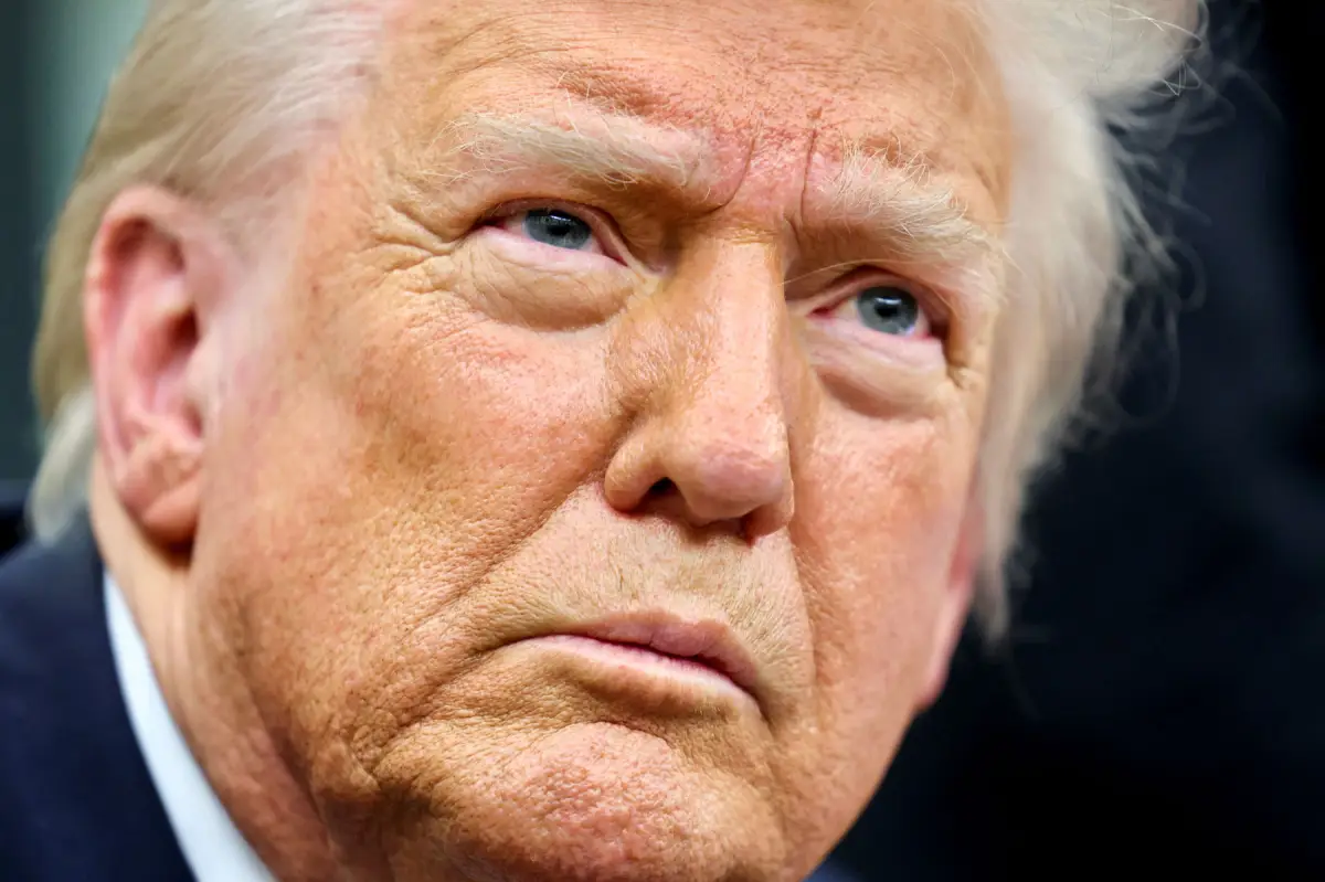 El presidente de los Estados Unidos, Donald Trump, observa mientras firma órdenes ejecutivas en la Oficina Oval de la Casa Blanca en Washington, EE. UU., el 10 de febrero de 2025.
