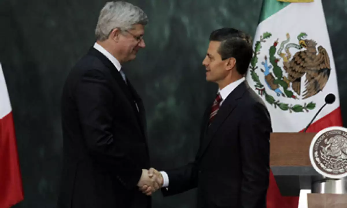 Harper –izq- y Peña Nieto –der- se reunieron este martes en Palacio Nacional. (Foto: Notimex)