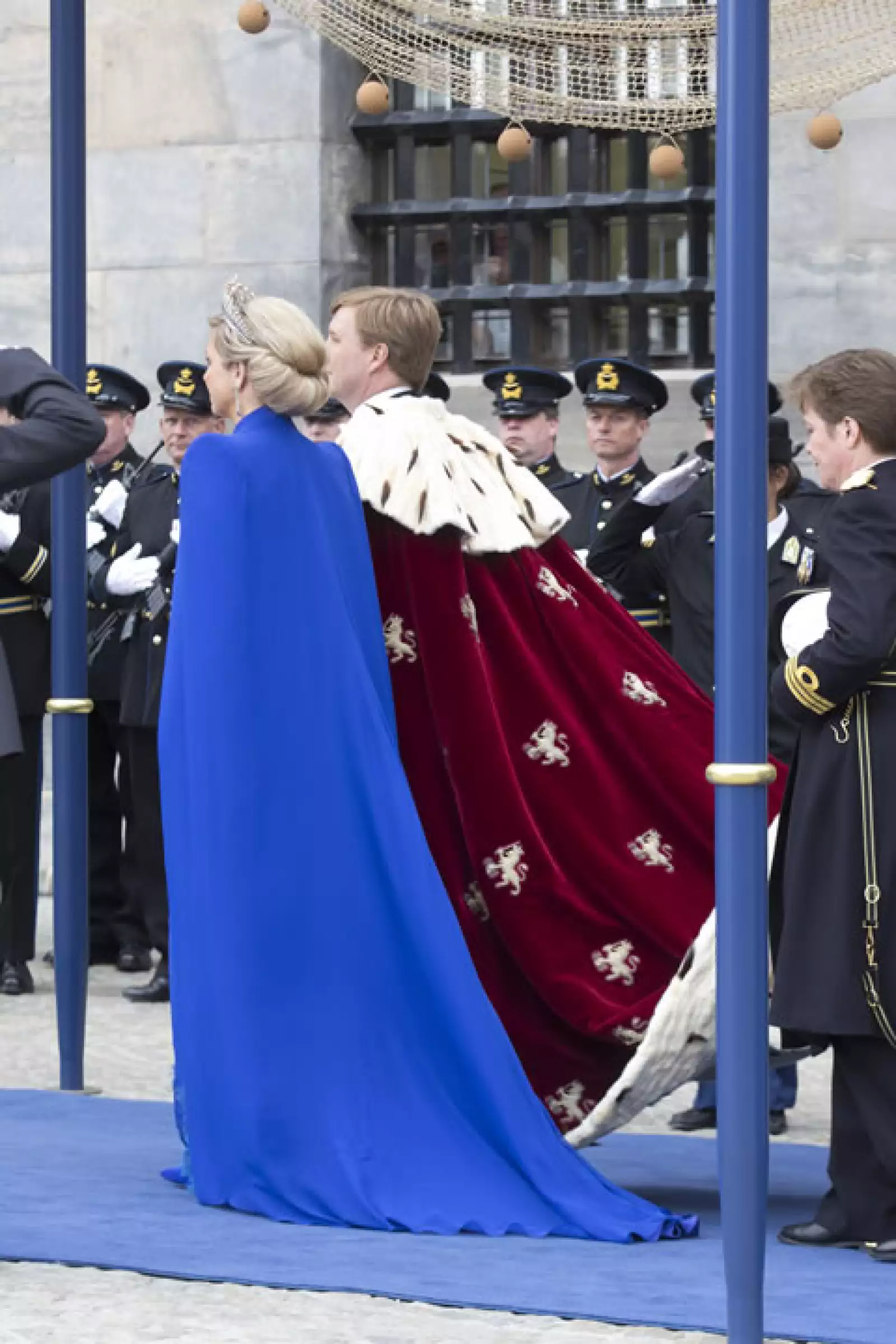 Máxima lució una capa azul y un vestido Jan Taminiau.