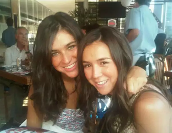 Karla con su hermana Andrea, quien es su mejor amiga.