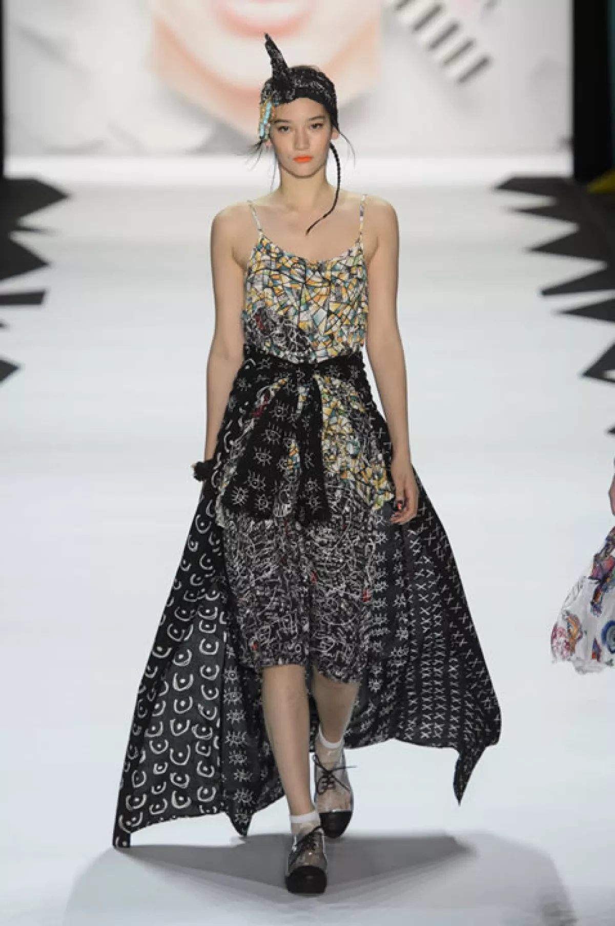 Vestido con estampado abstracto con blusa oversize de estampado tribal en la cintura y zapatos oxford.