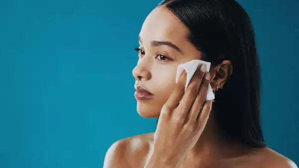 Remove makeup in seconds with a face wipe