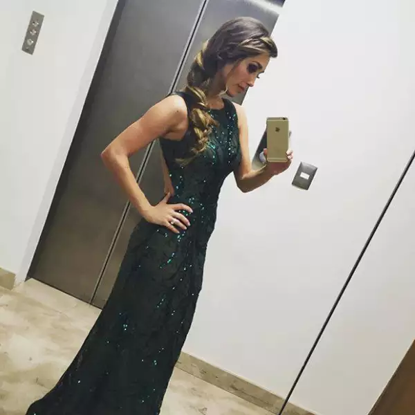 La cantante lució un vestido verde con lentejuelas del diseñador mexicano Benito Santos.
