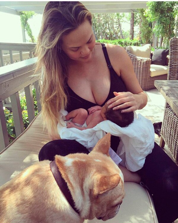 La modelo ha compartido una foto en la que aparece sosteniendo en brazos a su primera hija con el cantante John Legend.