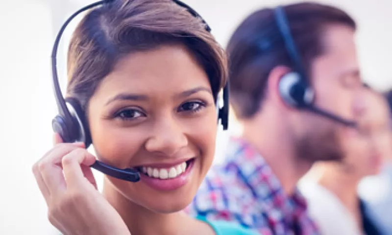 Los jóvenes sin carrera universitaria son contratados por call centers, servicios financieros, tiendas departamentales o de conveniencia, servicios alimentarios y hotelería. (Foto: Shutterstock )