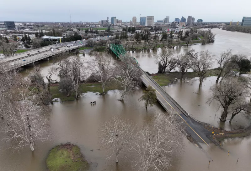 Vista de las inundaciones de los ríos Sacramento y American, hinchados por la tormenta, cerca del centro de Sacramento, California.