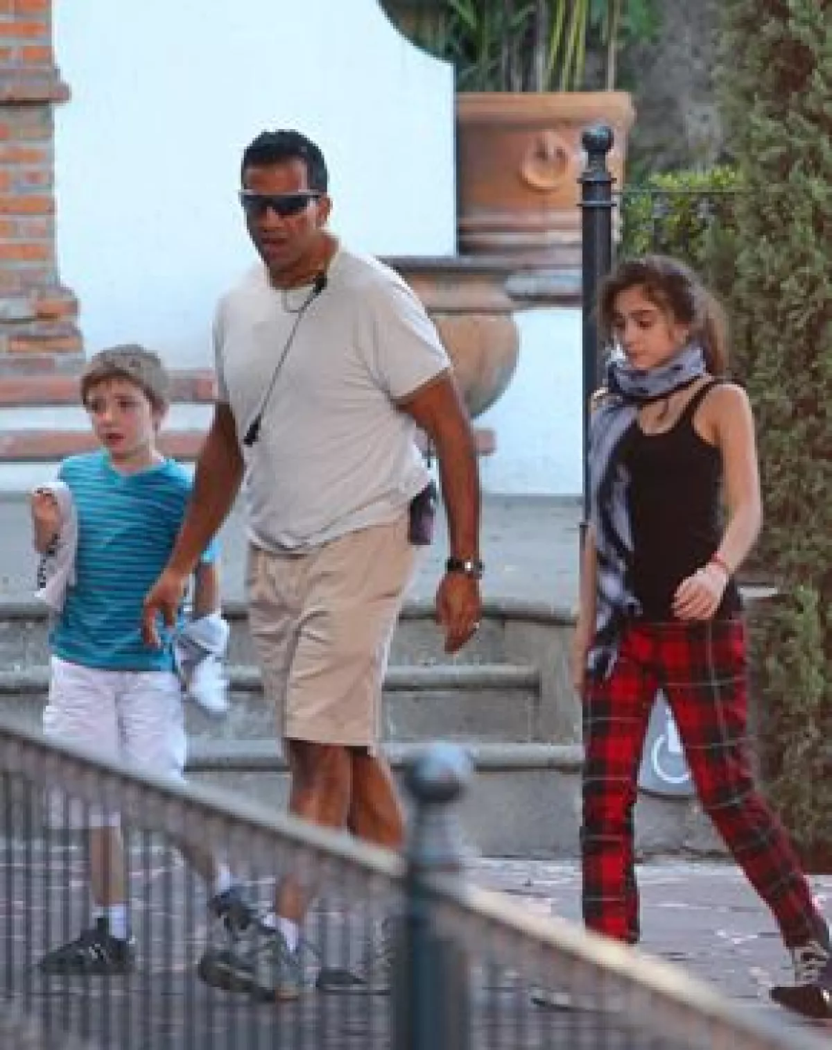 Madonna llegó acompañada de sus hijos Lourdes María, de 12 años, y Rocco, de ocho, a México. Mientras la cantante aprovechó para descansar, los niños recorrieron la ciudad.