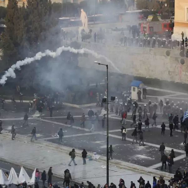 La Policía repelió con gases lacrimógenos a manifestantes que lanzaban piedras y bombas molotov en la Plaza Sintagma, situada frente a la sede del Legislativo.