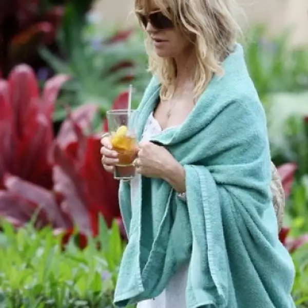 Goldie Hawn disfruta de una caminata durante unos días en Hawai.