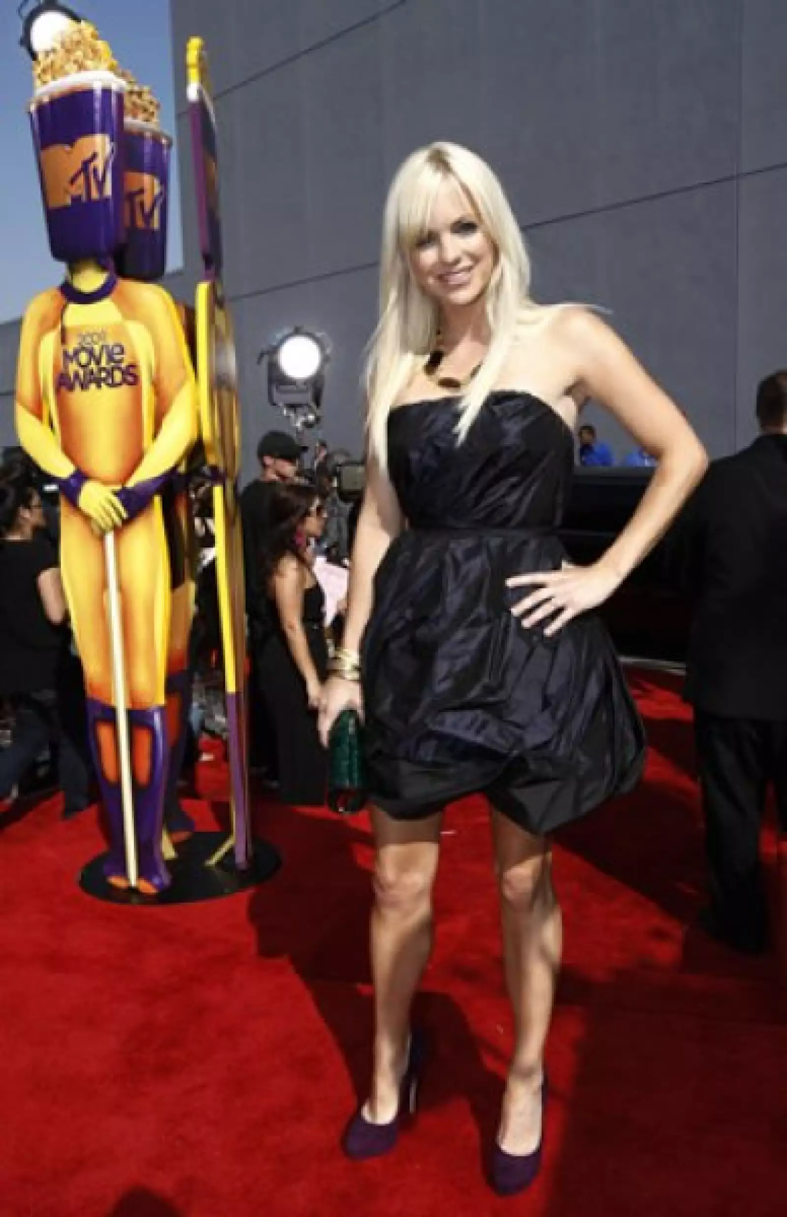 Anna Faris, actriz estadounidense, también optó por un vestido corto, perfecto para el clima de California.