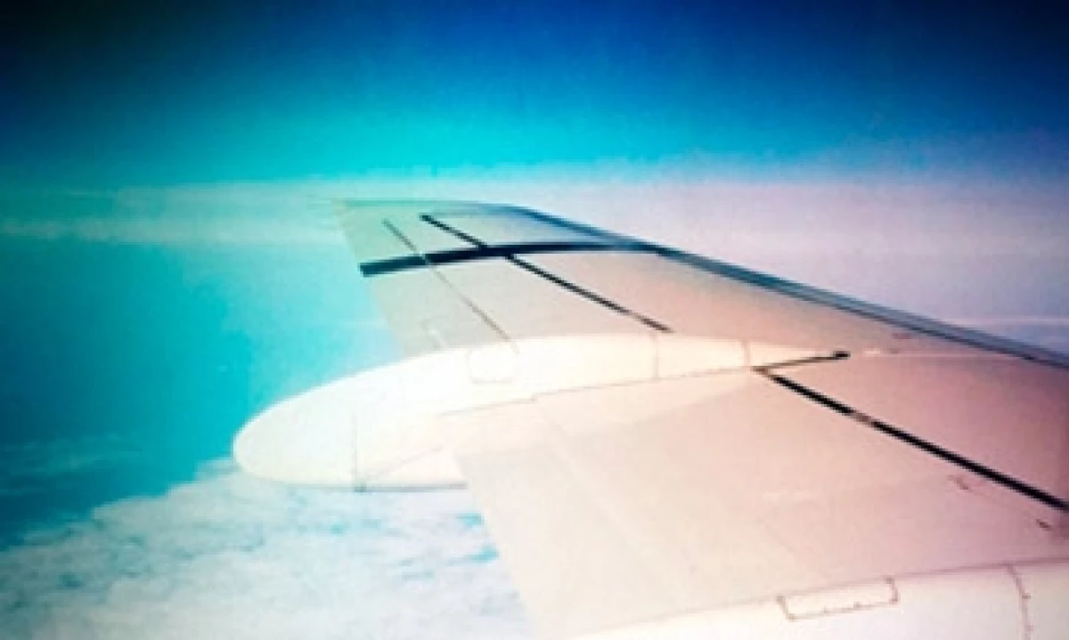alas-de-un-avion-y-el-cielo-desde-una-ventanilla